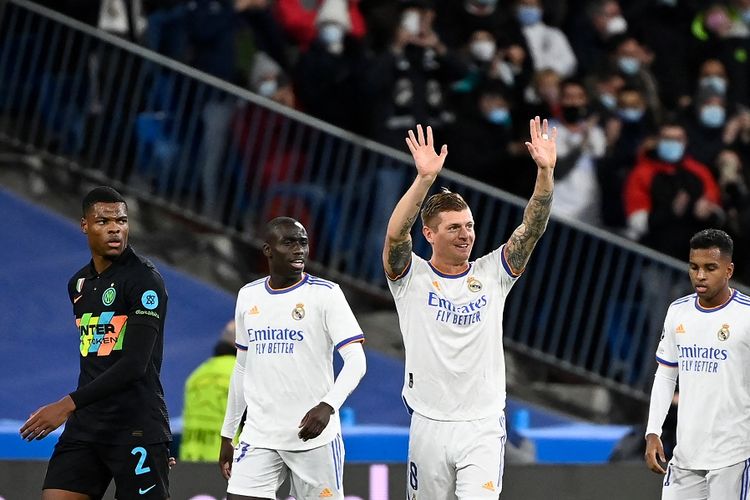 Gelandang Real Madrid Toni Kroos (tengah) melakukan selebrasi setelah mencetak gol pertama timnya pada pertandingan sepak bola Grup D Liga Champions antara Real Madrid vs Inter Milan di Stadion Santiago Bernabeu di Madrid pada 7 Desember 2021.