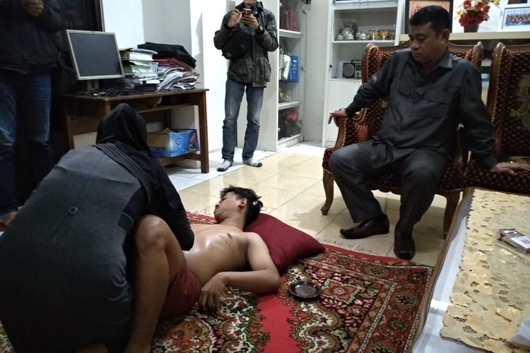 SM (23), anak ketua DPC PDIP sekaligus Wakil Ketua DPRD Kota Tasikmalaya sebagai korban pengeroyokan saat diobati tukang pijat di rumahnya, Selasa (10/3/2020).