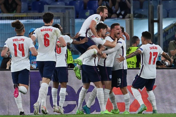 Para pemain timnas Inggris merayakan gol keempat dalam pertandingan Ukraina vs Inggris pada perempat final Euro 2020 di Stadion Olimpico, Roma, Italia, Minggu (4/7/2021) dini hari WIB.