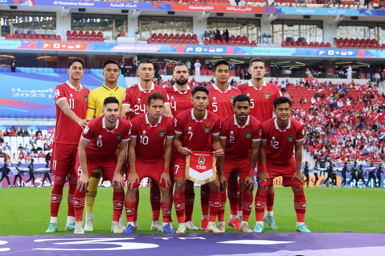 Para pemain timnas Indonesia berfoto sebelum melakoni pertandingan Piala Asia 2023. Timnas Indonesia lolos ke fase gugur dan menghadapi Australia di Stadion Jassim Bin Hamad, Doha, pada Minggu (28/1/2024) pukul 18.30 WIB. Terdekat, timnas Indonesia akan melawan Vietnam dalam Kualifikasi Piala Dunia 2026 Zona Asia. Laga timnas Indonesia vs Vietnam bergulir di Stadion Utama Gelora Bung Karno (SUGBK) pada Kamis (21/3/2024).