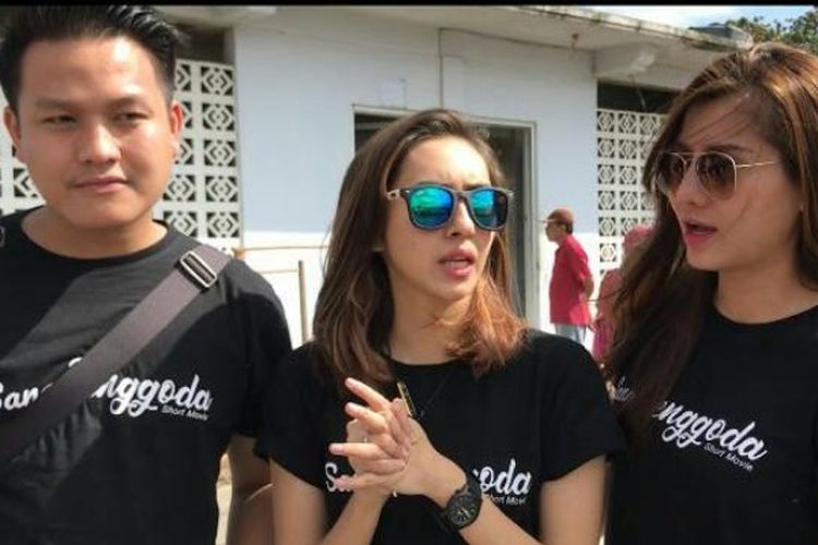 Para pemain film Sang Penggoda, Reynaldi, Yanni Melwani dan Lolyta Deary saat memberikan bantuan untuk korban gempa Lombok.