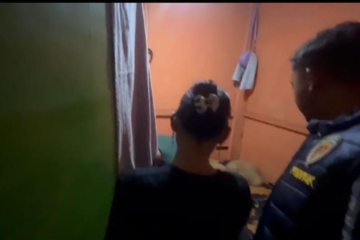 Anggota Satuan Reskrim Polres Pasuruan Kota sedang menggelar operasi pekat menjelang bulan Ramadhan dengan mengamankan 13 psk dan seorang mucikari di Desa Cukurgondang Kecamatan Grati Kabupaten Pasuruan, Selasa (25/02/2025) 