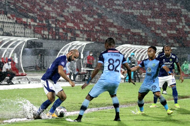 Gelandang Persib Bandung Mohammed Rashid (kiri) mencoba melawati adangan dua pemain Persela Lamongan kala kedua tim bertemu di pekan ke-27 Liga 1 2021-2022. Laga yang berlangsung di Stadion Kapten I Wayan Dipta, Gianyar, Jumat (26/2/2022) itu berakhir imbang 1-1.