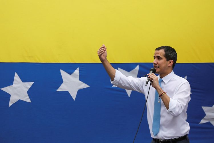 Juan Guaido yang merupakan Ketua Majelis Nasional Venezuela dan pemimpin opisisi, didukung banyak negara sebagai pemimpin sah Venezuela, bukan Nicolas Maduro yang dituding melakukan kecurangan di pemilu 2018.