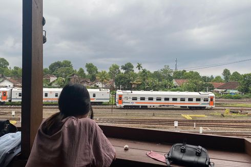 Kafe Pinggir Rel Kereta Api di Malang, Diburu Para Railfans