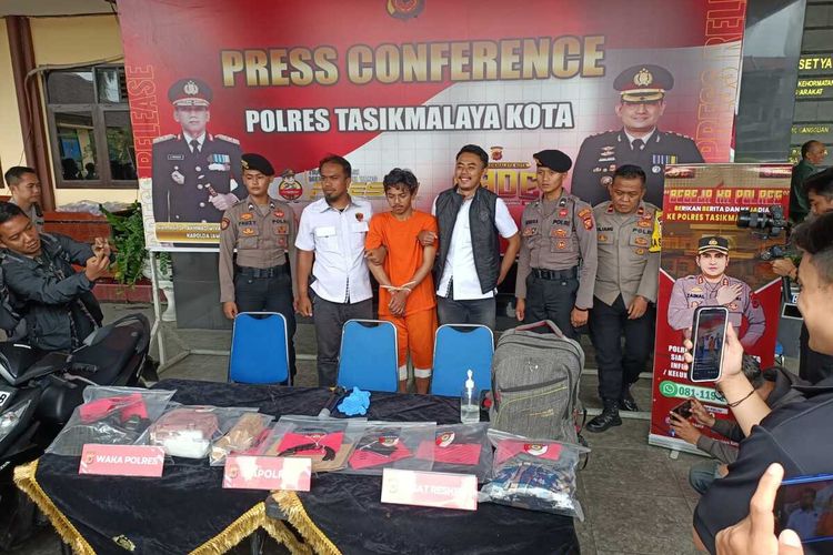 Kepala Polresta Tasikmalaya, Jawa Barat, AKBP Sy Zaenal Abidin menunjukkan pelaku pembunuhan seorang gadis belia asal Ciamis yang mayatnya ditemukan pemulung dikira boneka di Pagerageung, Kabupaten Tasikmalaya, Kamis (30/11/2023).
