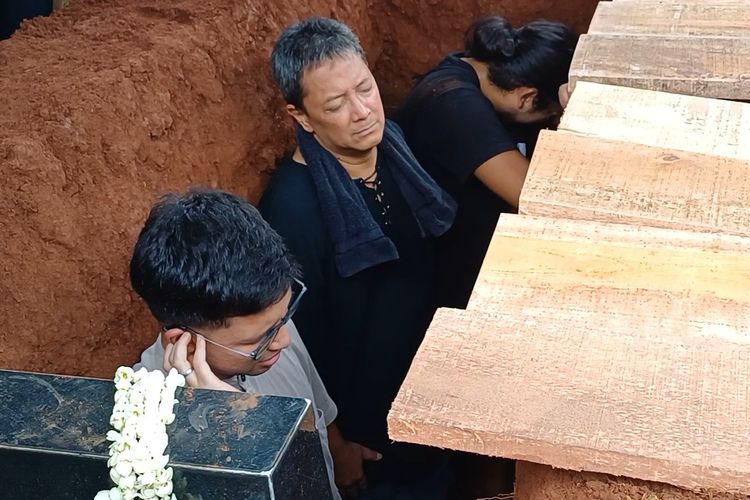 Dina Mariana Dimakamkan di TPU Tanah Kusir, Suami Tampak Terpukul