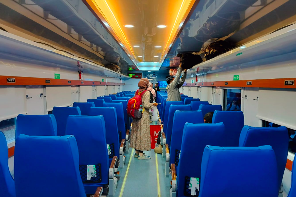 Tampilan kereta api ekonomi new generation dengan modifikasi tempat duduk. Apa saja perbedaan kereta ekonomi generasi terbaru dengan kereta ekonomi lama.