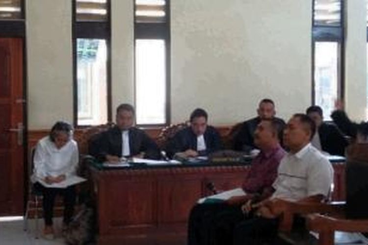 Dokter Dudut Rustiyadi(kemeja putih) dan dokter IB.Putu Alit (kemeja batik merah) saat menjadi saksi di persidangan perkara pembunuhan Engeline di PN Denpasar. 