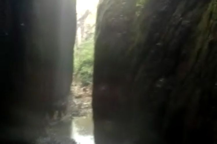 Celah sempit dalam Curug Watu Segandul jadi semacam lorong sungai yang sudah mengering di Pedukuhan Nglambur, Kalurahan Sidoharjo, Kapanewon Samigaluh, Kabupaten Kulon Progo, Daerah Istimewa Yogyakarta. Daun kering dibakar untuk menciptakan asap yang bisa menjatuhkan kelelawar dalam lorong jurang. Kelelawar dikumpulkan untuk disantap. Ini tradisi warga pada musim kering sejak puluhan tahun lalu. Gambar merupakan tangkapan layar dari video kegiatan warga Nglambur.
