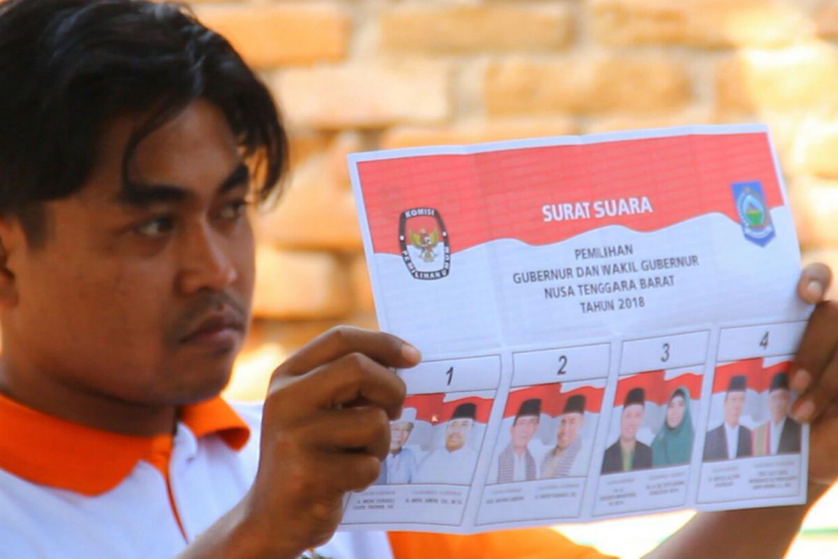 Mataram, Kompas Com seirang petugas KPPS di Lombok Barat menunjukkan surat suara dalam perhitungan hasil Pilgun NTB