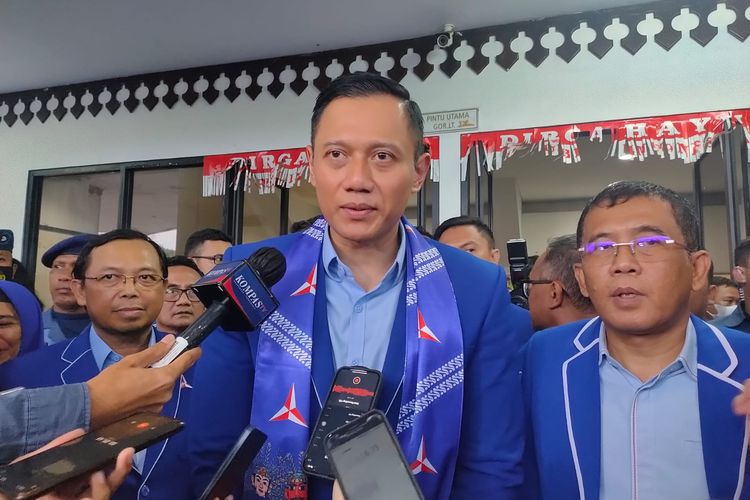 Ketua Umum Partai Demokrat Agus Harimurti Yudhoyono (AHY) ditemui di GOR Ciracas, Jakarta Timur, Selasa (11/10/2022).