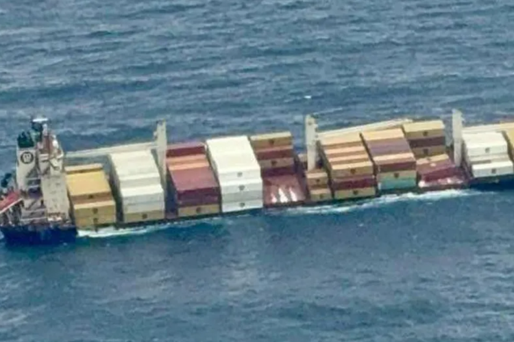 Kapal Kontainer Angkut Bahan Kimia Berbahaya Tenggelam di India, Picu Kekhawatiran Lingkungan