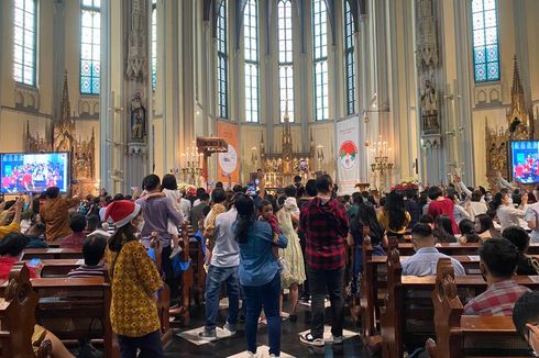 Misa Natal 2022 di Gereja Katedral Jakarta, Anak-anak Berebut Hadiah Sinterklas