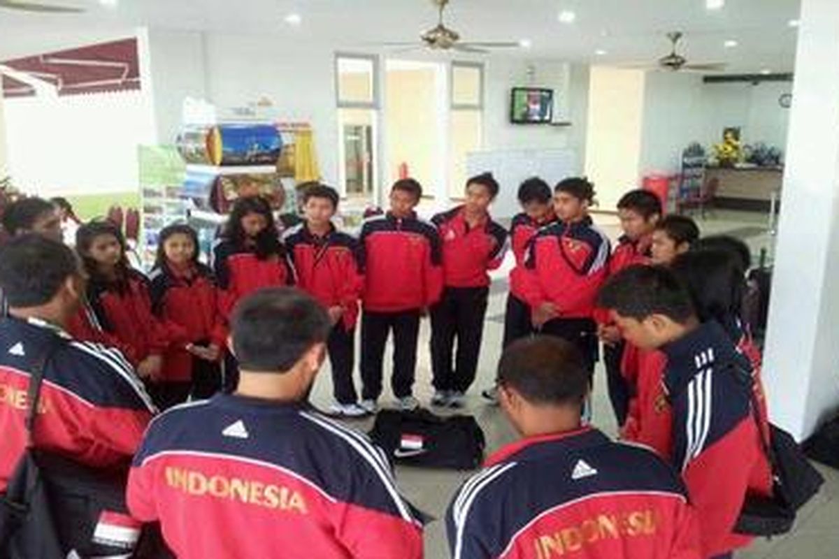 Kontingen Indonesia mendengarkan pengarahan untuk hari terakhir kompetisi, Minggu (16/10/2011).