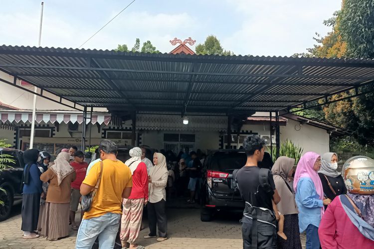Ratusan nasabah Bank Jambi menggeruduk kantor yang berada di Telanaipura, Kota Jambi, Minggu (22/2/2026).