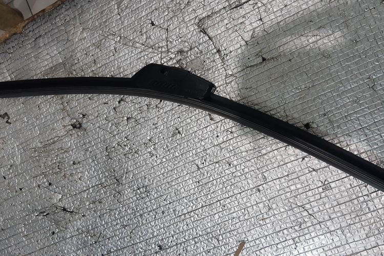 Wiper pisang memiliki penyangga di bagian tengah dan terbuat dari bahan karet