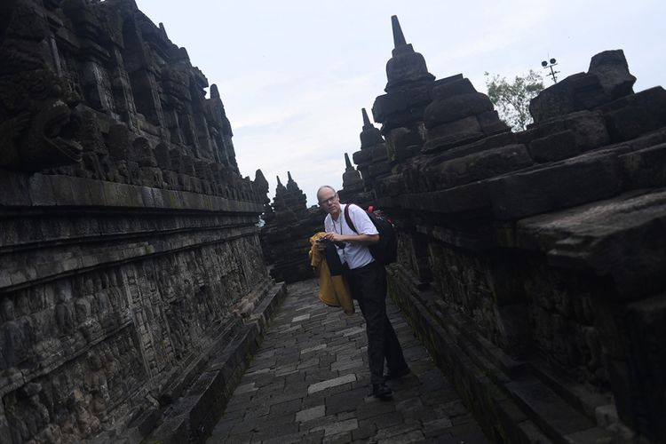 Wisatawan mancanegara mengambil gambar di Candi Borobudur, Magelang, Jawa Tengah, Rabu (29/11/2017). Candi ini termasuk salah satu dari 4 lokasi wisata yang menjadi prioritas percepatan pembangunan, sebagaimana Presiden Jokowi menargetkan kunjungan wisatawan pada 2019 mencapai 20 juta orang dan pergerakan wisatawan nusantara 275 juta, serta indeks daya saing pariwisata berada di ranking 30 dunia.