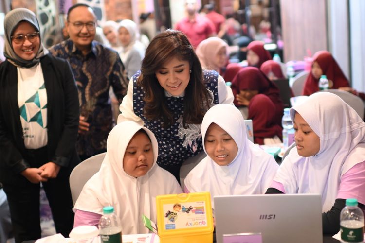 Sebanyak 400 siswi SD hingga SMA mengikuti pelatihan AI dan coding di Karawang dan Bekasi.
