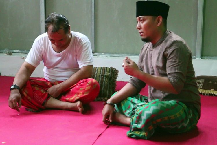 H. Ustad Ujang Bushtomi memandikan Yayat Abdurrahman Caleg DPRD Kabupaten Cirebon dari Partai Gerindra yang memperoleh suara jauh dari target, di padepokan anti galau, Jumat (19/4/2019). Terapi dengan cara tradisional dan pendekatan agama ini dilakukan untuk ketenangan. 