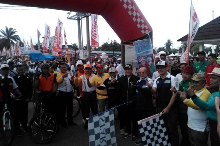 Perhelatan Sepeda Nusantara di Bengkulu Selatan berlangsung meriah, Sabtu (15/9/2018). Salahsatu program unggulan Kemenpora di bawah payung Ayo Olahraga tersebut dilepas Plt Bupati Bengkulu Selatan Gusnan Mulyadi bersama Staff Khusus Kemenpora Tommy Kurniawan di lapangan Sekundang Setungguan depan Pedopo Bupati Bengkulu Selatan.