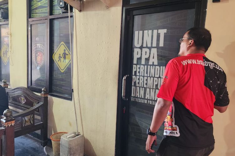 Petugas dari Unit Perlindungan Perempuan Anak (PPA) Polres Pasuruan Kota sedang melakukan pemeriksaan terhadap 8 siswa SMAN 4 Pasuruan yang dilaporkan akibat tindakan bullying, Kamis (29/8/2024).