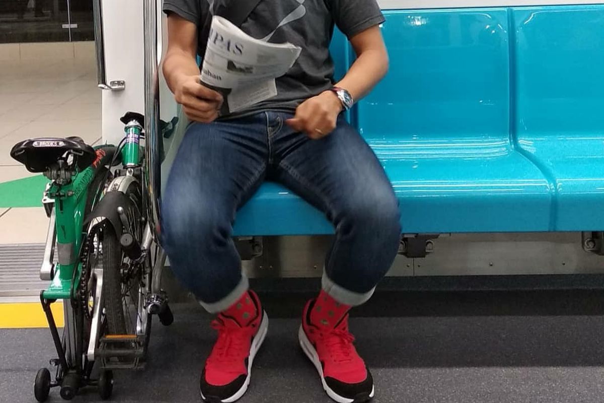 llustrasi naik MRT bawa sepeda lipat.