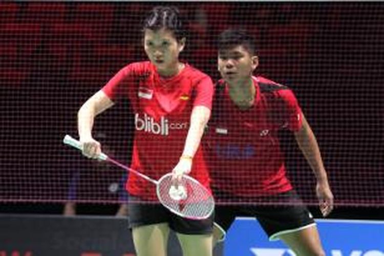 Ganda campuran Indonesia Praveen Jordan/Debby Susanto melakukan servis saat menghadapi ganda Belanda, Jorrit De Ruiter/Samantha Barning pada kualifikasi pertama All England di Birmingham, Selasa (4/3/2014). Praveen/Debby menang 23-21, 21-16.