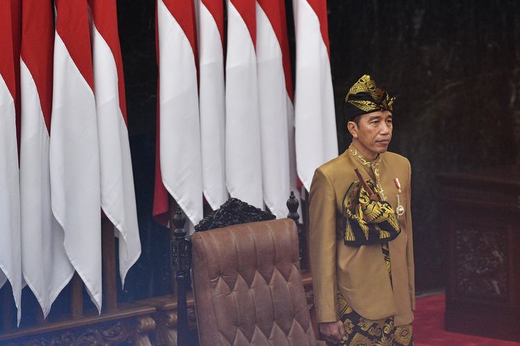 Presiden Joko Widodo dengan baju adat suku Sasak NTB menghadiri Sidang Bersama DPD-DPR di Kompleks Parlemen, Senayan, Jakarta, Jumat (16/8/2019). 