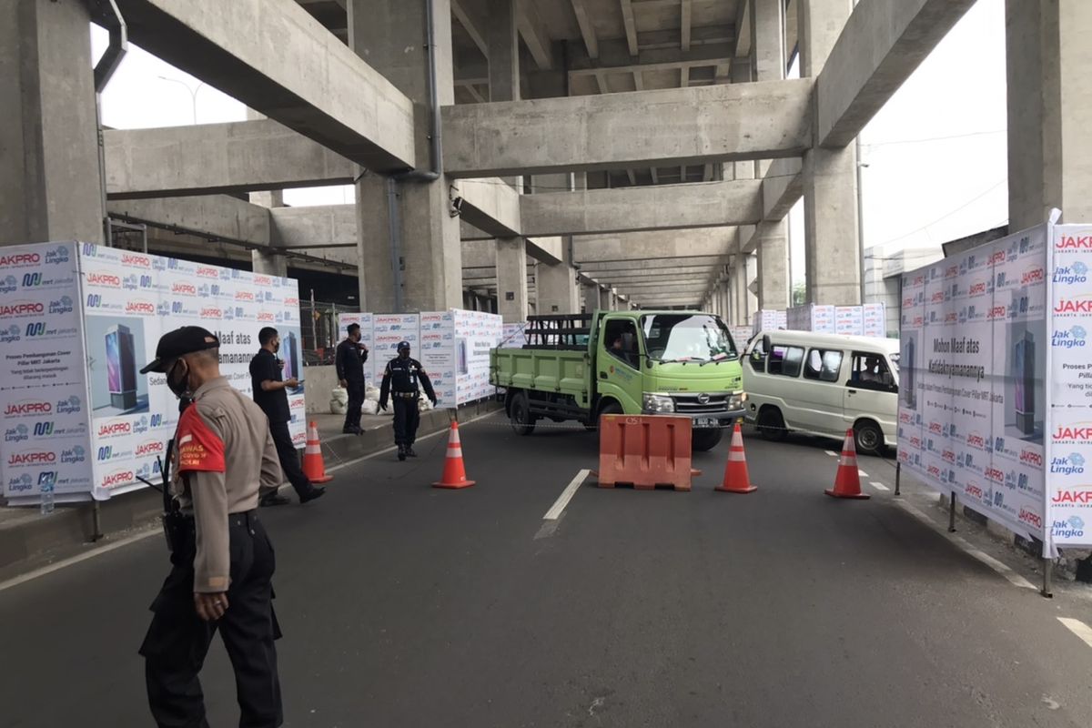 Arus lalu lintas dari arah TB Simatupang tepatnya di Stasiun MRT Fatmawati ke arah Lebak Bulus, Cilandak, Jakarta ditutup pada Kamis (8/10/2020) pukul 14.30 WIB. 