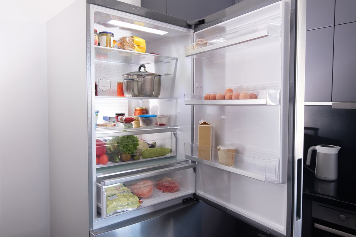 Ilustrasi kulkas, menyimpan makanan di kulkas.