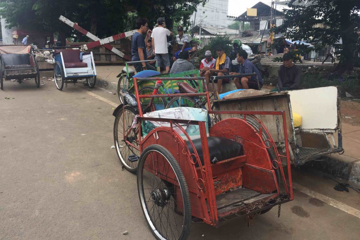 Sejumlah penarik becak berkumpul di kolong flyover Bandengan Utara, Jakarta Barat. Para penarik becak merasa bersykur karena Gubernur DKI Jakarta Anies Baswedan mengizinkan mereka beroperasi di Ibu Kota, Jumat (26/1/2018).