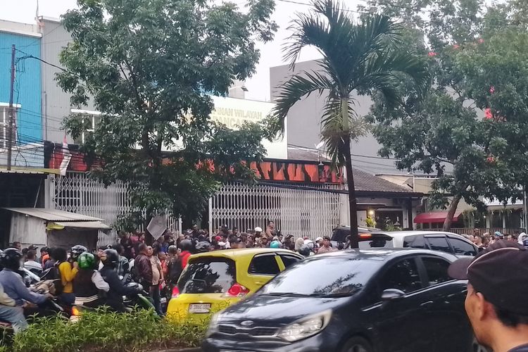Puluhan anggota Pemuda Pancasila berkumpul di Kantor Majelis Perwakilan PP Jawa Barat di Jalan BKR, Kota Bandung usai penyerangan oleh ormas GRIB, Rabu (15/1/2025).