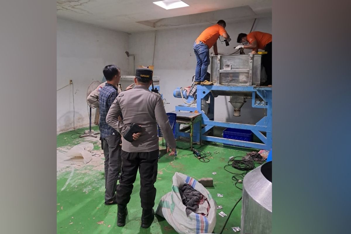 Polisi yang melakukan olah TKP di salah satu ruangan di pabrik mi instan, lokasi tewasnya salah satu karyawan di Jalan PU, Kecamatan Tamalanrea, Kota Makassar, Sulsel, Rabu (22/5/2024).