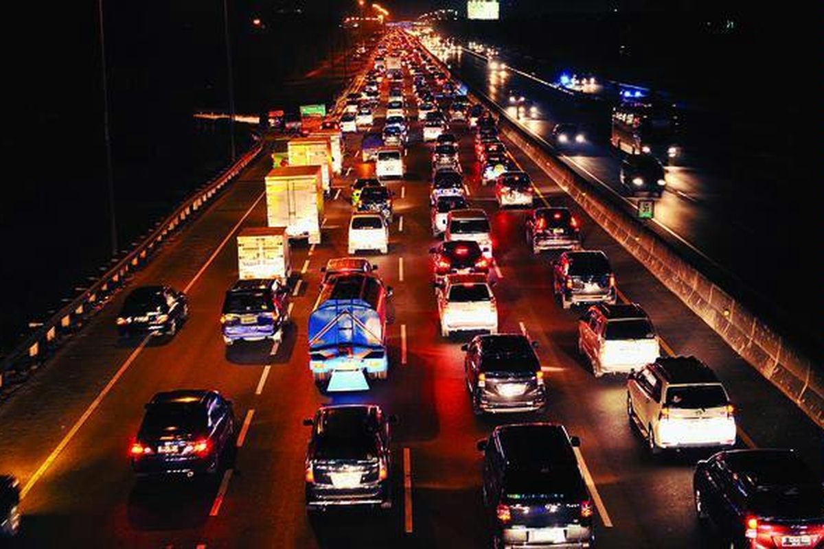 Antrean kendaraan arus balik ke arah Jakarta tersendat di  ruas Tol Cikampek di sekitar Kilometer 31, Sabtu (25/8) malam. 