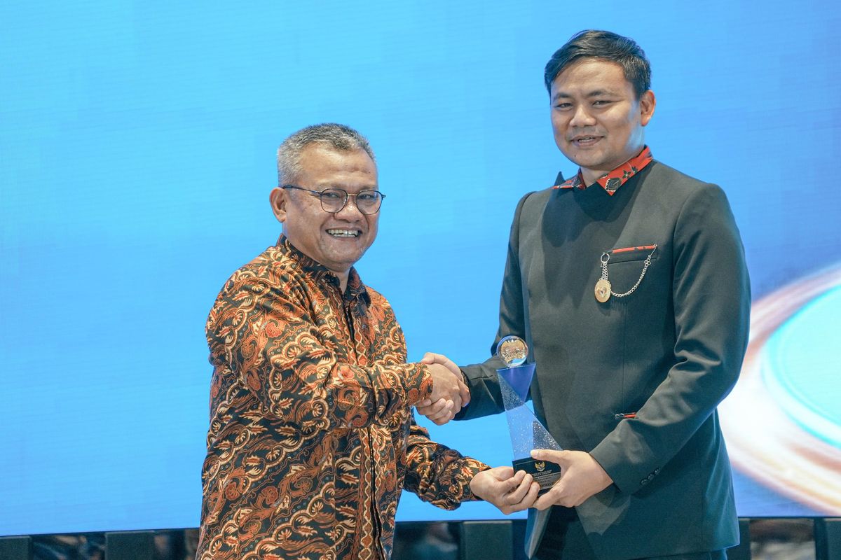 Pranata Humas Ahli Madya Kemenko Perekonomian Ferry Surfiyanto saat menerima penghargaan predikat Badan Publik Informatif dari Komisi Informasi Pusat dalam acara Malam Anugerah Keterbukaan Informasi Publik 2024 di Jakarta, Selasa (17/12/2024).
