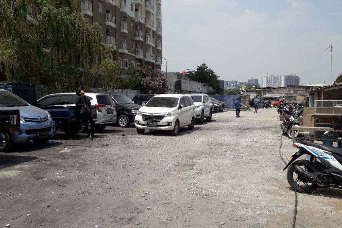 Lahan parkir di dekat Apartemen Pluit Sea View tempat ditemukannya R yang meninggal di dalam mobil, Senin (22/10/2018).