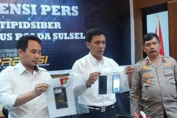 Direktur Reserse Kriminal Khusus Polda Sulsel, Kombes Pol Helmi Kwarta Kusuma Rauf saat rilis di ruang Cyber Polda Sulsel, Jl Perintis Kemerdekaan Makassar, Senin (6/3/2023) siang 