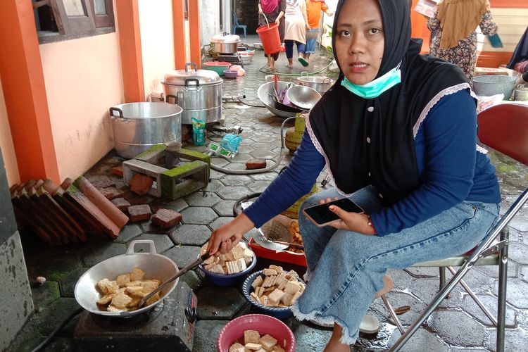 Dapur umum dibuka di Kantor Desa Talunkidul, Kecamatan Sumobito, Kabupaten Jombang, Jawa Timur, untuk membantu kebutuhan makan dan minum warga yang rumah dan lingkungannya dilanda banjir, Jumat (11/3/2022).