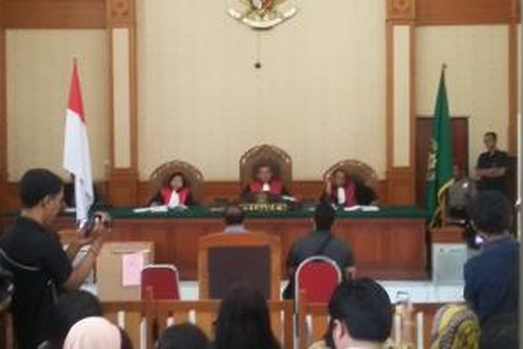 Persidangan perkara pembunuhan Engeline dengan terdakwa Agustay di PN Denpasar 