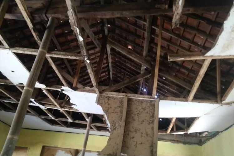 Kondisi bangunan SDN Jayamekar di Cianjur, Jawa Barat yang rusak akibat diguncang gempa sumur Banten magnitudo 6.9 beberapa waktu lalu