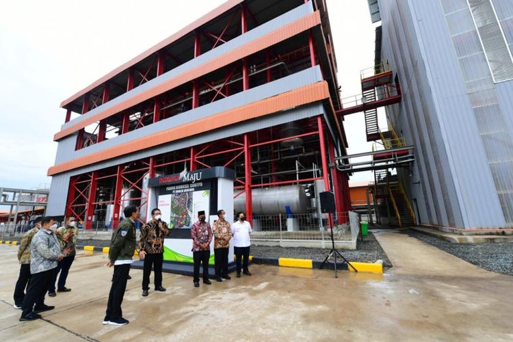 Jokowi meninjau pabrik bio diesel yang baru diresmikannya di Batulicin, Tanah Bumbu, Kalsel, Kamis (21/10/2021). 