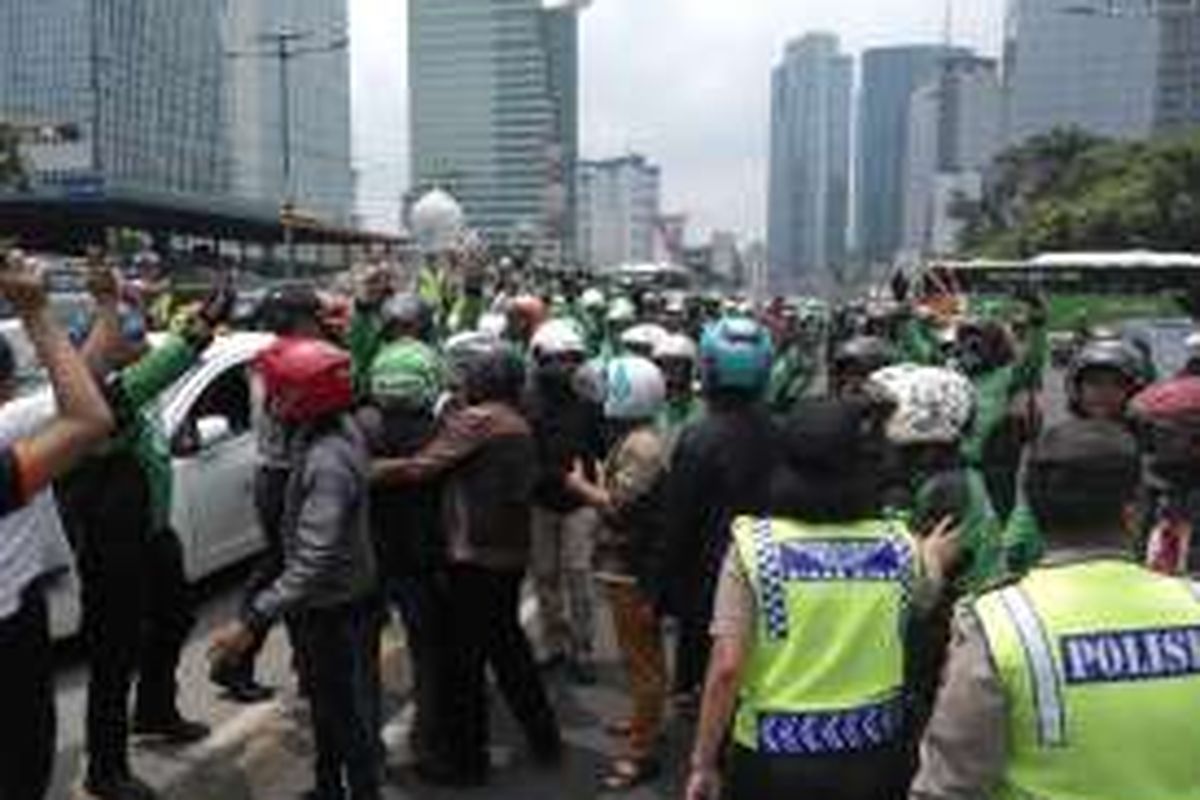 Suasana di Depan Gedung Graha Merah Putih Jalan Gatot Soebroto, Jakarta Selatan saat terjadi bentrok antara supir taksi dengan sejumlah pengemudi Gojek pada, Selasa (22/3/2016).