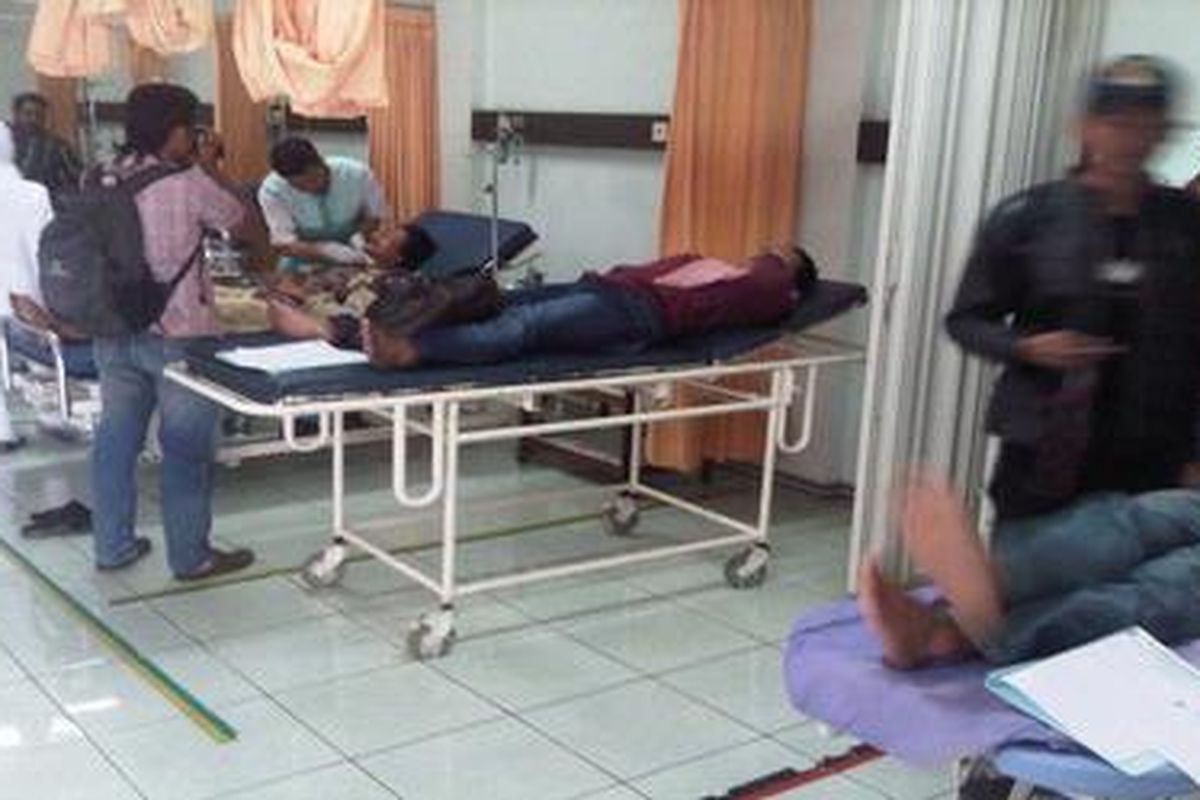 Beberapa korban bus yang terguling di kilometer 93 Tol Purbaleunyi dirawat di rumah sakit Efarina Etaham Purwakarta, Jawa Barat, Selasa (20/3/2012).