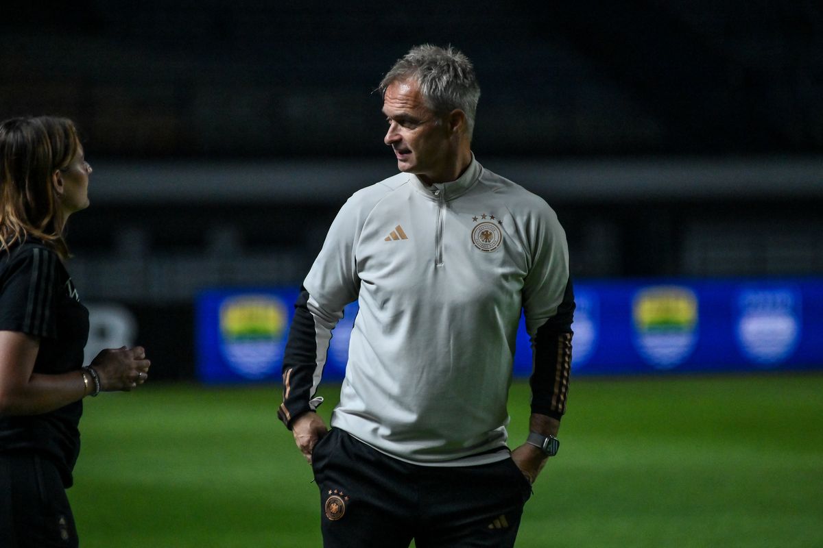 Pelatih kepala Timnas Jerman Christian Wuck saat berbincang dengan salah satu crew tim di sela-sela latihan Selasa (7/11/2023) di Stadion Gelora Bandung Lautan Api (GBLA). 