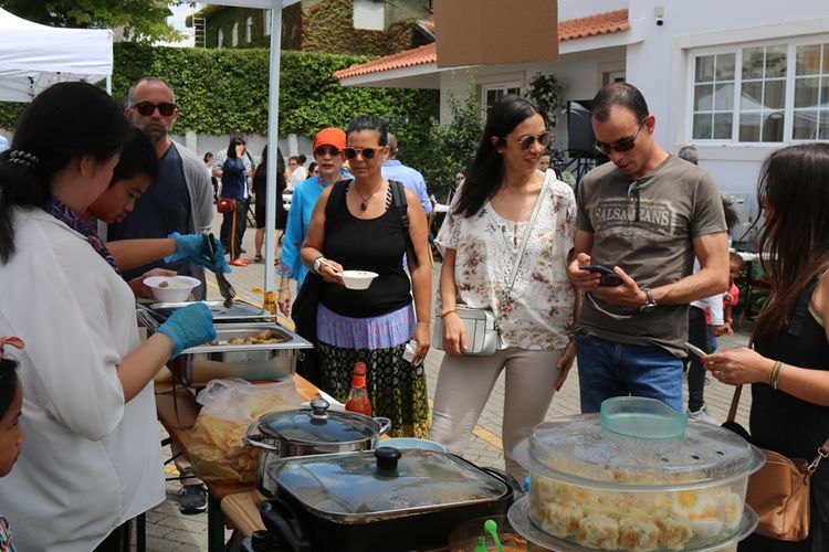 Masyarakat Portugal antusias melahap beragam makanan Nusantara, dalam acara Mercado Culinário Indonésio 2018 yang diselenggarakan di halaman KBRI Lisbon, Sabtu (14/7/2018) waktu setempat. 