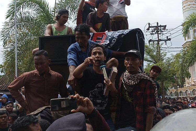 Suasana aksi demo di Kantor Desa Ungga Lombok Tengah, Selasa, (7/2/2023)