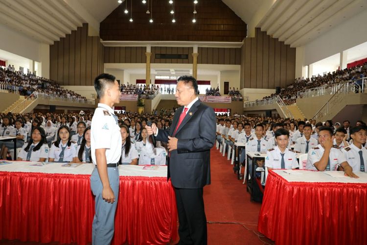 Gubernur Sulawesi Utara, Olly Dondokambey, berdialog dengan salah satu siswa di saat menyampaikan materi Empat Pilar Kebangsaan dalam kegiatan Gubernur Mengajar di Kabupaten Minahasa, Rabu (2/5/2018).