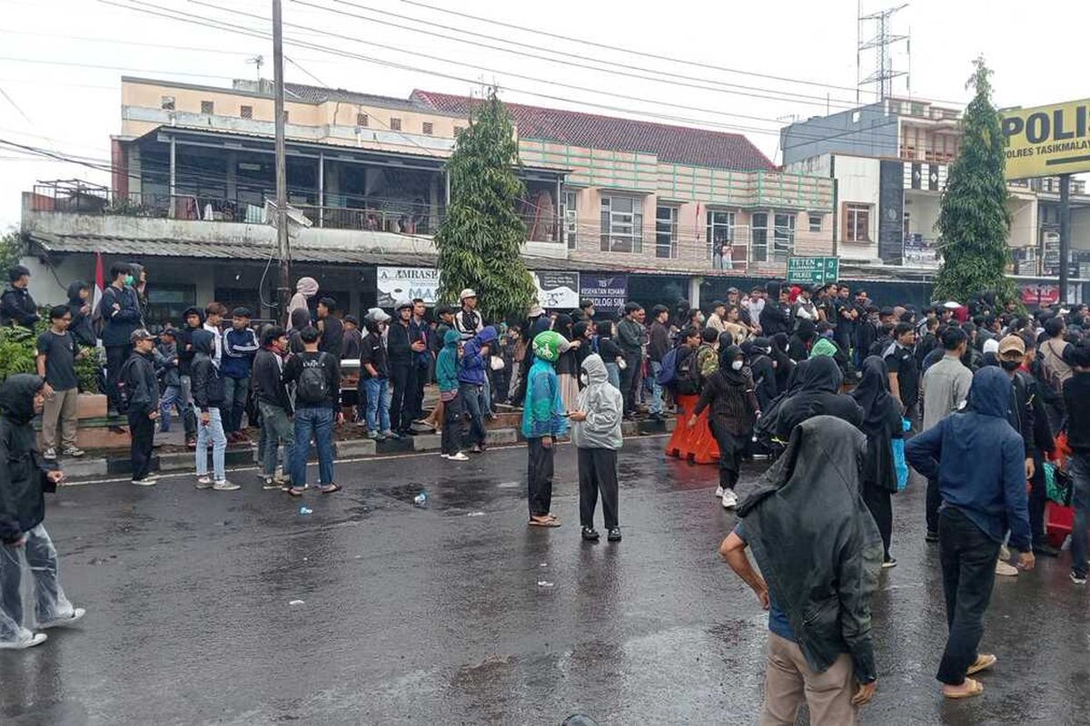 Foto-foto kerusakan akibat kerusuhan usai bentrok polisi dan pendemo di Gedung DPRD Kota Tasikmalaya, Jawa Barat, pada Jumat (29/8/2025) petang.