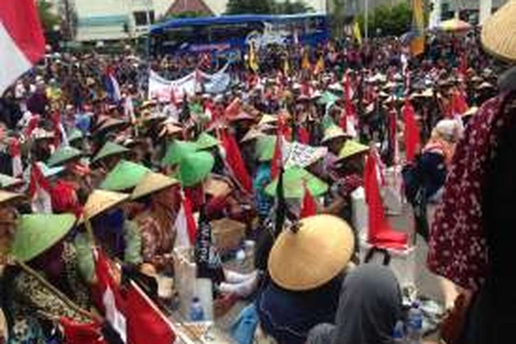 Aksi massa mendesak Gubernur Jateng mencabut izin lingkungan pabrik semen, Jumat (9/12/2016)